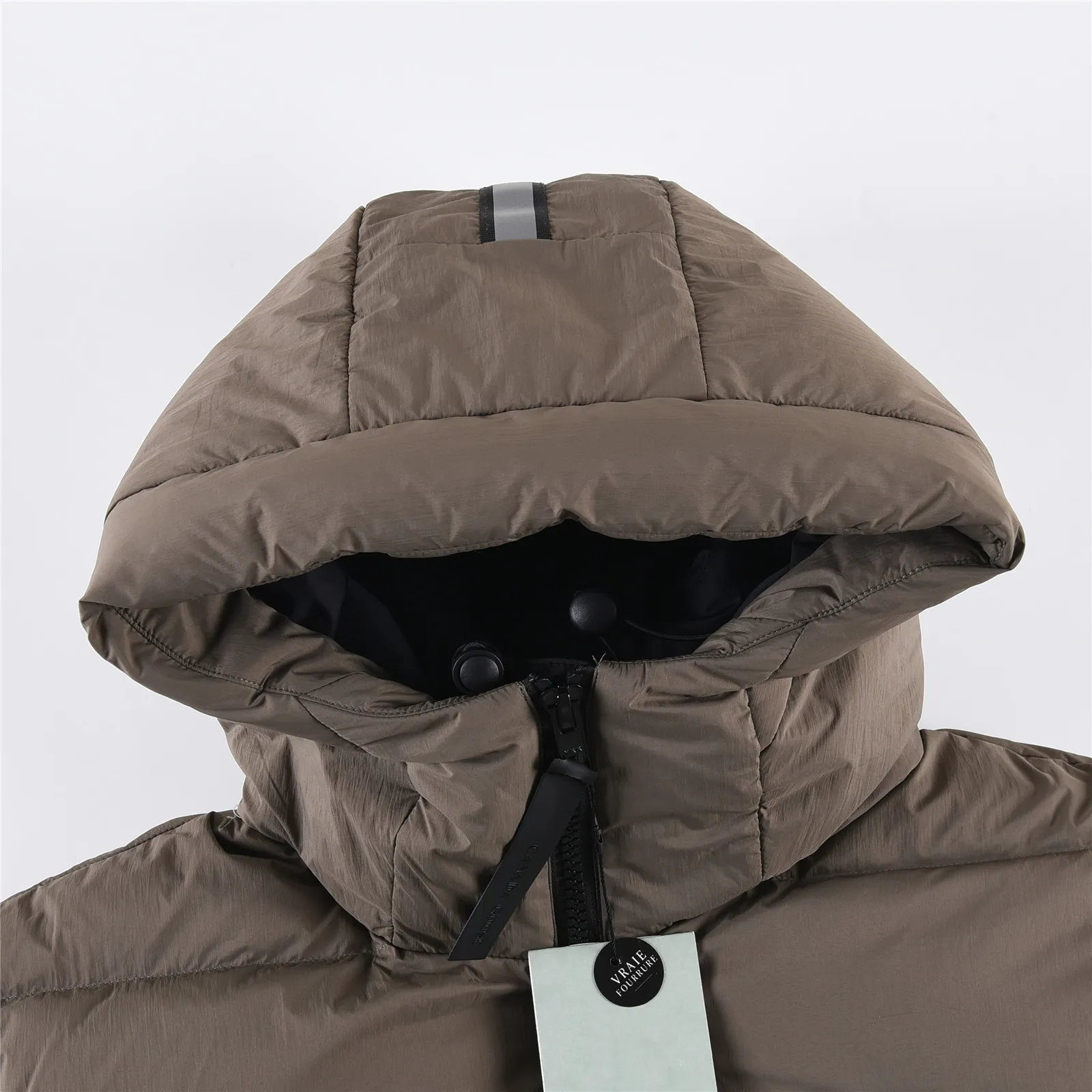 P850 with dust bag +10 Ouyang Nana 2nd generation latest CANADA GOOES goose black label down jacket A must-have goose black label down jacket in the outerwear industry! The latest designer styles! Big goose down jacket has always been a fashion favorite and is loved by celebrities from all walks of life! Fashionable hooded cut, high-end customer-supplied fine goose down, high resilience, smooth zipper, strong and firm. Pockets on both sides can store small items, free your hands, and you can go out without worries. It can also meet the need of putting your hands in your pockets👏👏Produced by Big Goose, it can be used as a group uniform by many celebrities. This down jacket uses a double-layer anti-down lining design, which has strong windproof performance and will be very warm in winter! New standard 90% goose down filling, high fluffiness, windproof hooded design. When walking outdoors, pull the collar to the highest position, put your hands in the pockets and it will be very warm. It can be easily controlled by all body types! The interior is equipped with an elastic snow skirt design for better wrapping. The simple and neat style design highlights the masculine temperament. The impeccable style is classic and never goes out of style. It is warm and practical, and it is versatile! You can enter with your eyes closed! Color: Black Khaki Size: XS-XXL